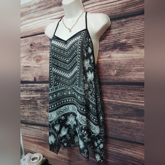 2 For 25$ Maurices Black and White Patterned Halter Top Size Medium - Picture 3 of 6